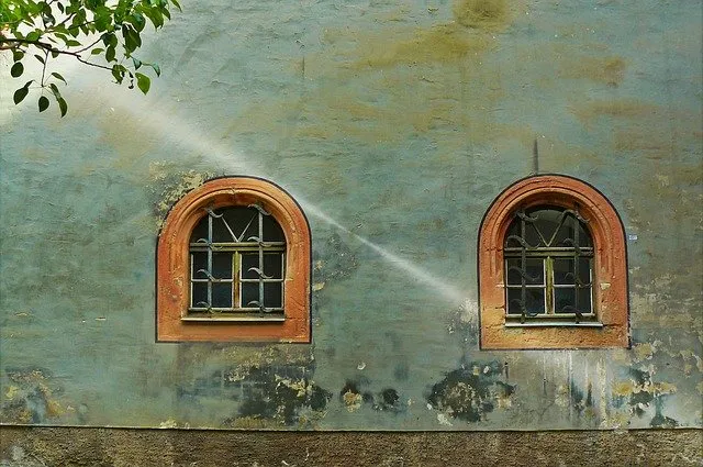 Malowanie starej elewacji nie jest trudne.
